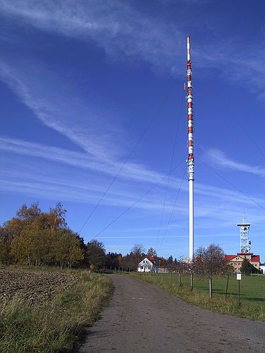 Telekomunikační věž u obce Krásné, vysoká 180 m.
